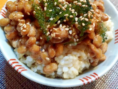 絶品☆海ぶどう納豆のせ玄米ご飯